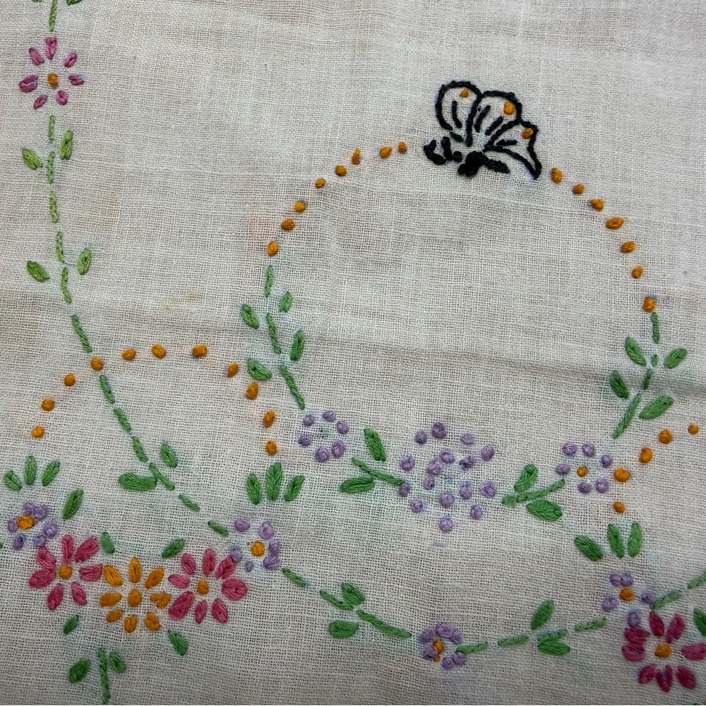 Vintage Linen Embroidered Floral Table Runner or dresser Scarf with Lace Trim - Picture 7 of 13